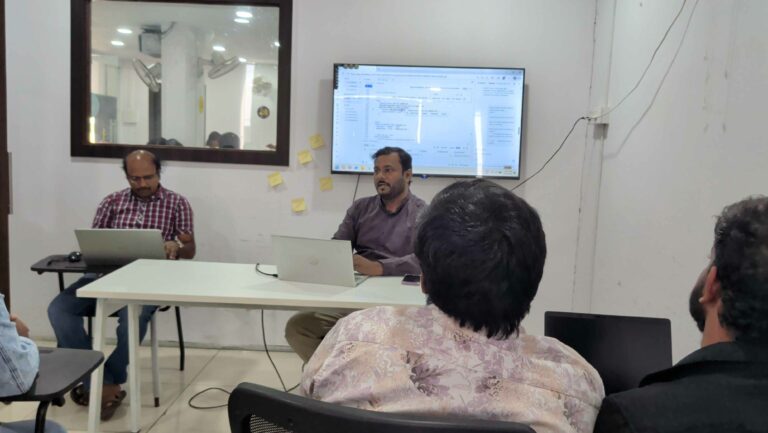 Snowflake trainer explaining real-time project concepts to students in Hyderabad training institute